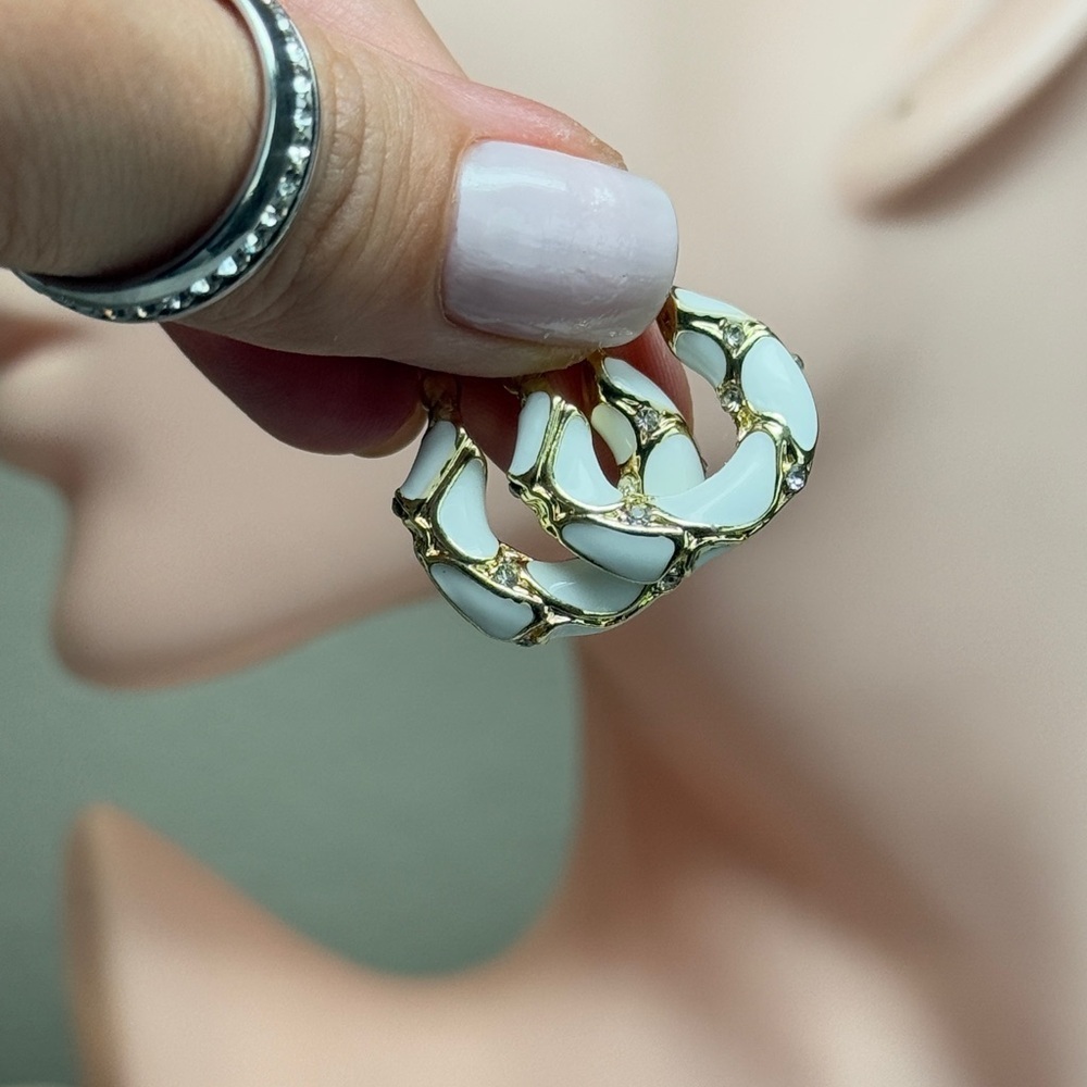 ⚜️ Elegant Gold and White Hoop Earrings - Picture 4 of 8